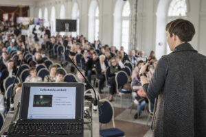 Claudia Kunze beim Vortrag "Resilienz aufbauen. Lebensqualität erhöhen.". Foto: Jens Oellermann